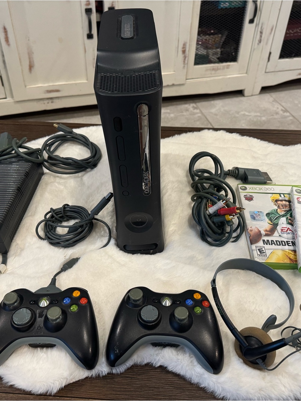 Microsoft xbox360 Console Bundle in Black with Two Wireless Controllers 2 games